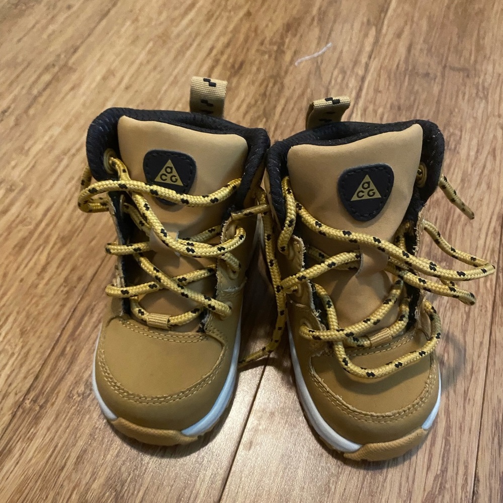 EUC Rare Nike “Timberland” Style Boots